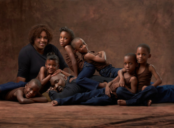 Ces parents reproduisent une photo avec leurs sextuplés à 6 ans d'intervalle