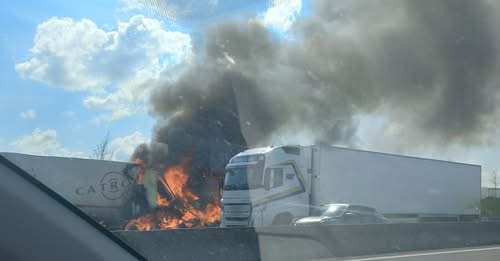 Incendie mortel sur l'axe Dakar–Diamniadio : un camion-citerne détruit, la circulation déviée