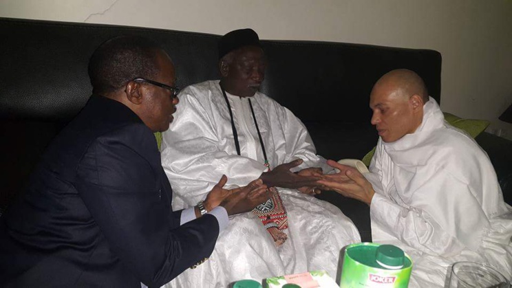 Rebeuss-Almadies-Qatar : Karim sort, file chez Madické Niang, rencontre son marabout avant de piquer directement à l’aéroport pour le Qatar. Rebeuss-Almadies-Qatar : Karim sort, file chez Madické Niang, rencontre son marabout avant de piquer directement à l’aéroport pour le Qatar.