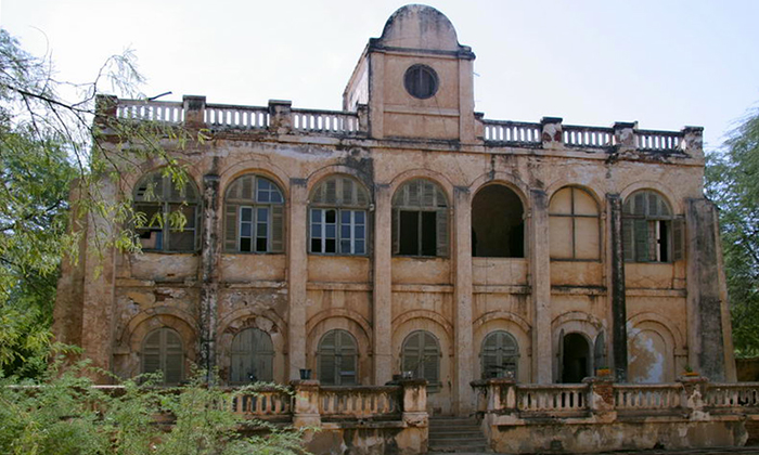 La « Folie » du Baron Roger : Un patrimoine historique classé en péril.