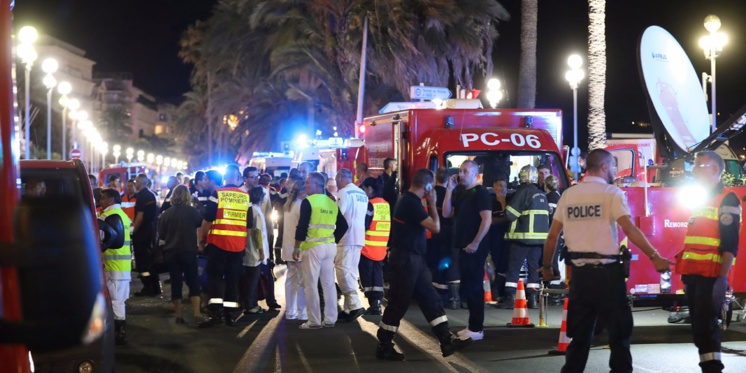 Attentat de Nice : le bilan grimpe à 84 morts, une dizaine d'enfants, le suspect pas fiché. Attentat de Nice : le bilan grimpe à 84 morts, une dizaine d'enfants, le suspect pas fiché.