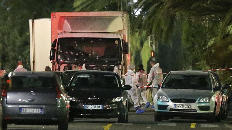 Attentat de Nice : le bilan grimpe à 84 morts, une dizaine d'enfants, le suspect pas fiché. Attentat de Nice : le bilan grimpe à 84 morts, une dizaine d'enfants, le suspect pas fiché.
