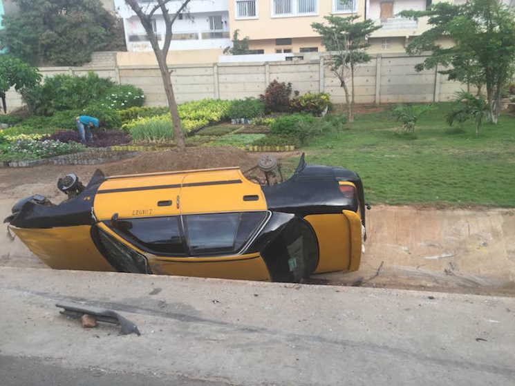 Deux voitures se renversent sur l’autoroute (photos) Deux voitures se renversent sur l’autoroute (photos)