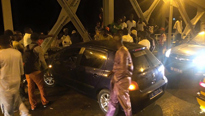ACCIDENT SUR LE PONT FAIDHERBE : Ce véhicule a frôlé le pire (photos) ACCIDENT SUR LE PONT FAIDHERBE : Ce véhicule a frôlé le pire (photos)