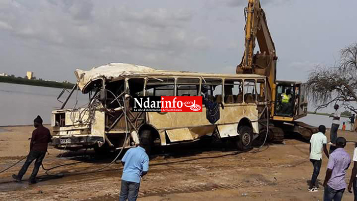 (Photos) Naufrage à Rosso: le bus renfloué, le corps d’un des bébés, retrouvé.