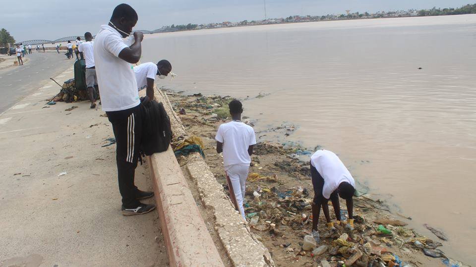 DIRECT – Une mobilisation citoyenne nettoie les berges de Saint-Louis (photos) DIRECT – Une mobilisation citoyenne nettoie les berges de Saint-Louis (photos)