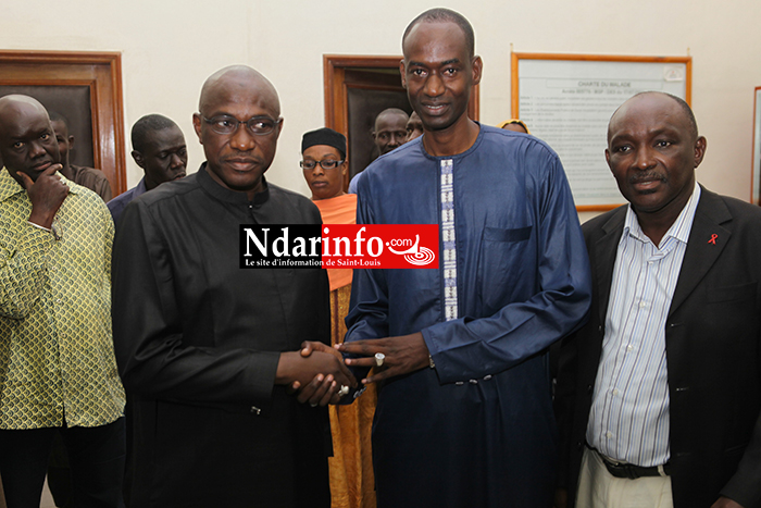 Poignée de main entre le leader du mouvement syndical Abdoul Ndongo et le directeur de l'hopital