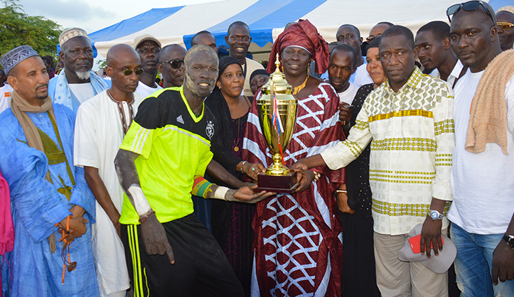 Massar GAYE et Fama NIASSE remettent le trophée au capitaine de Taré Nianguéne
