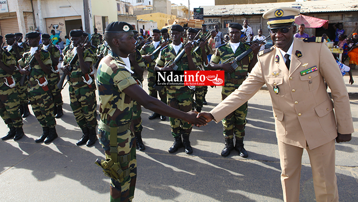 Le Colonel Mbaye CISSE, commandant de la Zone Nord N°2, salue un de ses éléments après une revue des troupes. Le Colonel Mbaye CISSE, commandant de la Zone Nord N°2, salue un de ses éléments après une revue des troupes.