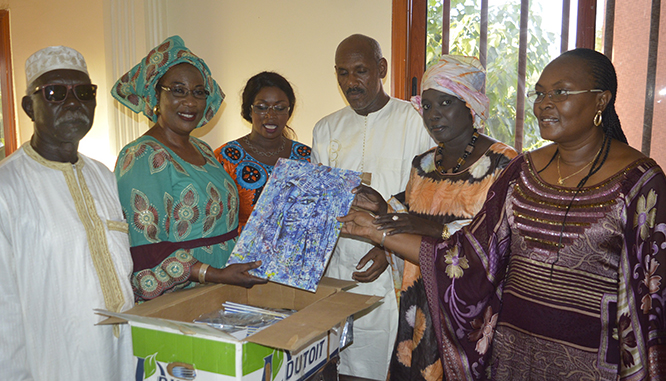 DON – 1 240 ouvrages offerts aux cinq universités publiques du Sénégal : L’acte hautement social et civique de Fatou Niang Siga