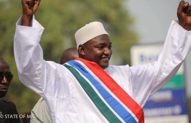 Adama Barrow investi président de la Gambie
