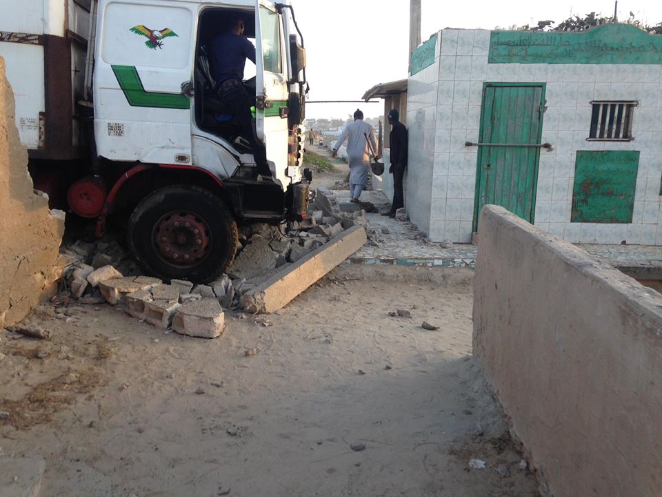 INCIVISME : Une partie du mur des cimetières de Guet-Ndar, écrasée par un camion frigorifique (photos)