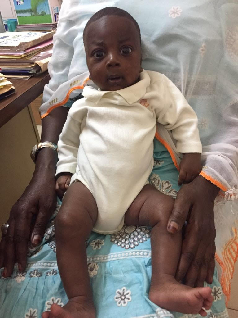 Sauvé d’un accident, ce bébé cherche les parents de sa maman décédée (vidéo)