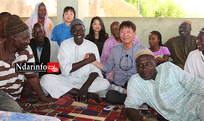 Poignée de mains fraternelle entre le directeur local de la KOICA et le Chef de Village Aliou Amadou Racine KANE
