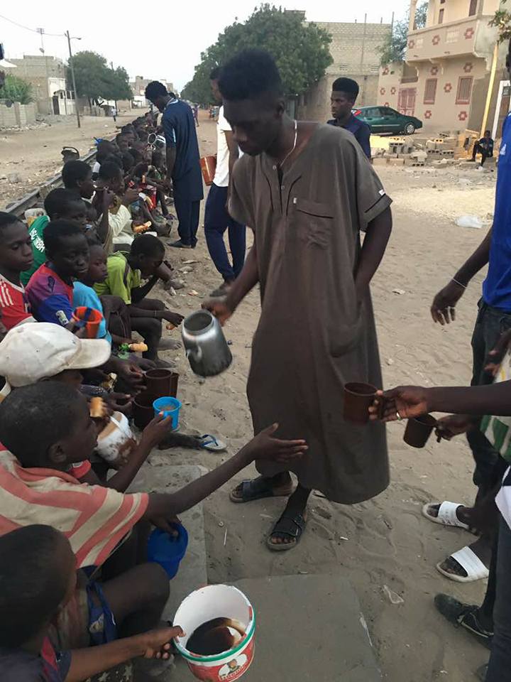 SOCIAL : Ismaila SARR distribue le Ndogou aux talibés (photos)