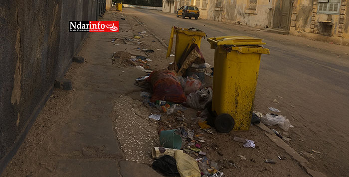 Poubelles non récupérées à l'entrée de Sindoné