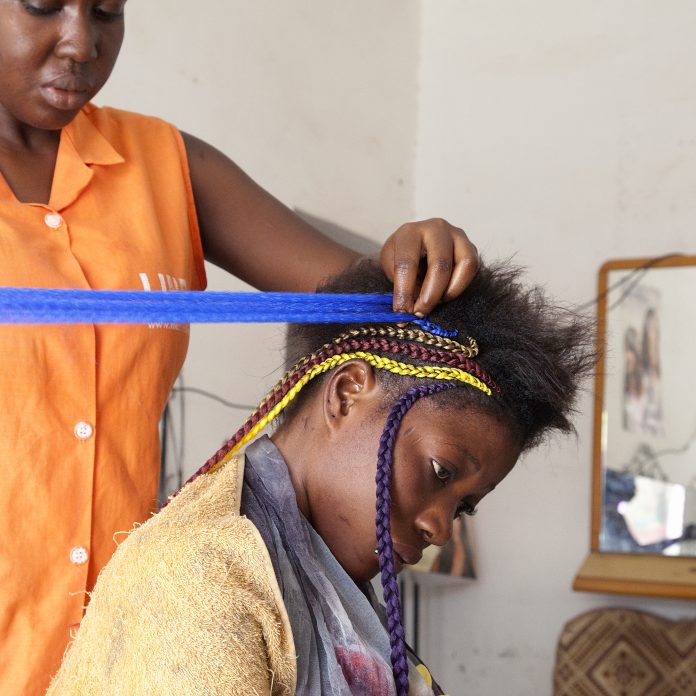 PHOTOGRAPHIE : Plongée dans un salon de coiffure de Saint-Louis