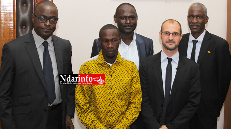 Le président du Conseil départemental ( à gauche), le directeur de l'ARD ( derrière, au milieu), Nicolas DUPUY ( en avant, à droite), le conseiller municipal de Gandiol Bathie KA ( en jaune, au milieu ) et l'adjoint au maire de Gandon Kalidou Ba