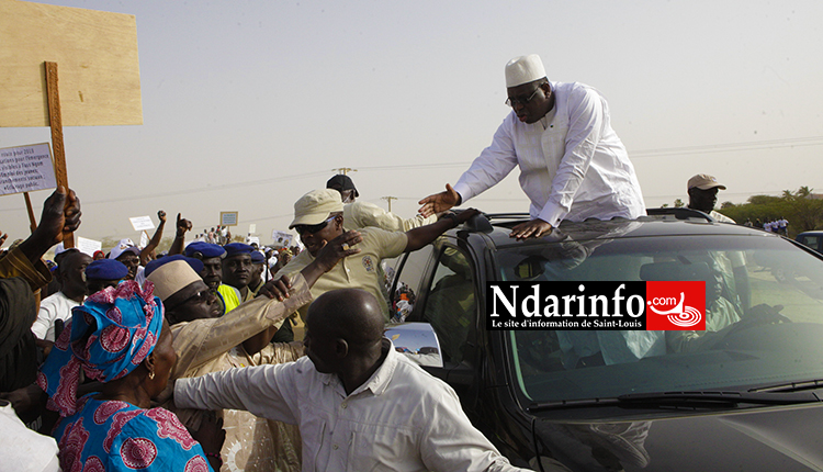 Ibrahima DIAO saluant le président Macky SALL à l'inauguration du chateau d'eau de Leybar
