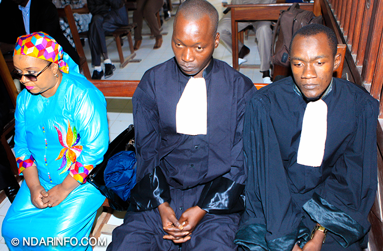 Baba NDIAYE et Niama DIOP à coté de l'huissier de Justice Me Fatima FALL