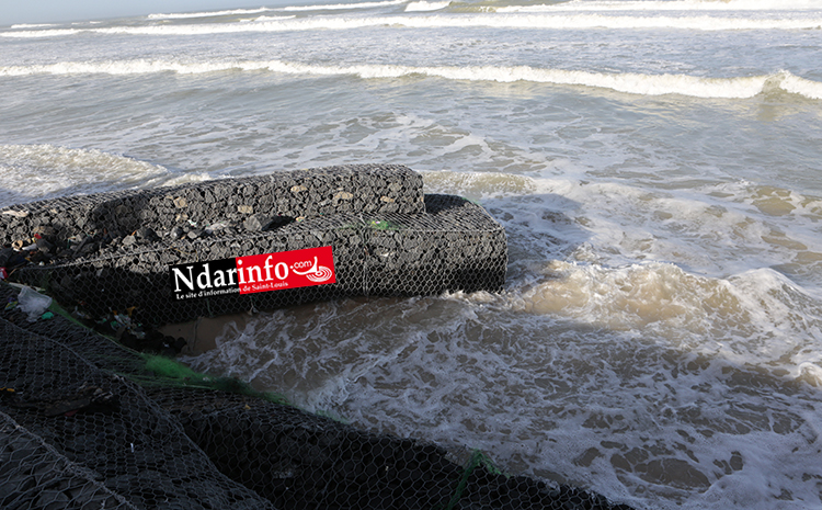 FURIE DES VAGUES : des fondements de la digue de protection s’enlisent (vidéo – photos)