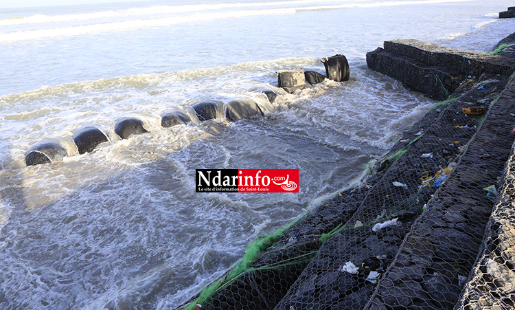 FURIE DES VAGUES : des fondements de la digue de protection s’enlisent (vidéo – photos)