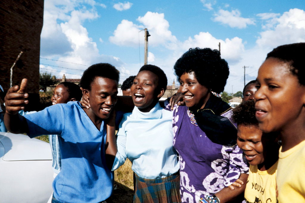 Winnie en 1986 alors épouse de Nelson, pendant une réunion à Kasigo