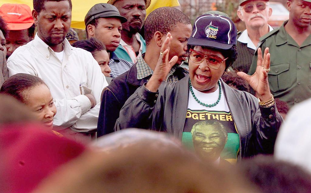 Winnie d'adresse à une foule au congrès de l'ANC en 1999