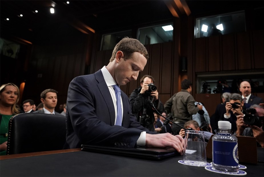 Tout en faisant son mea culpa, le PDG de Facebook a répondu à la plupart des questions des sénateurs, pendant de longues heures.