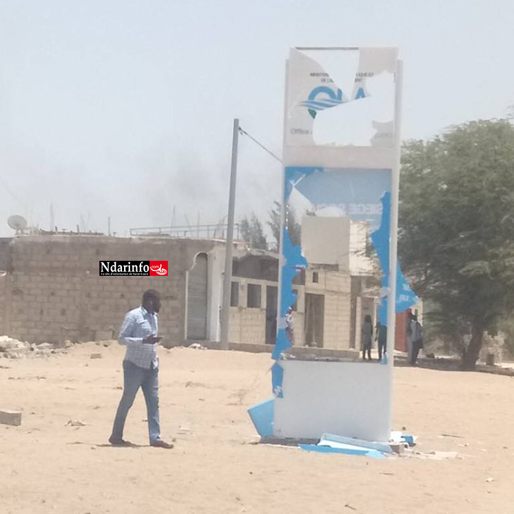 Direct - UGB : Un bus incendié et la plaque de l'OLAC incendiés, la maison de Mary Teuw NIANE saccagée