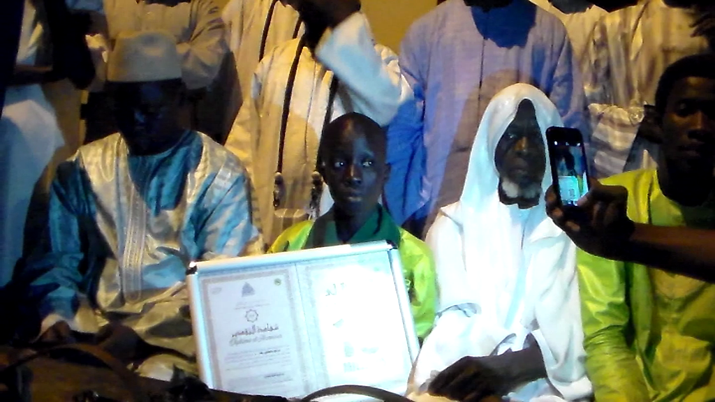 LOUGA: Accueil triomphal nocturne au surdoué coranique Moustapha DIA ( vidéo)