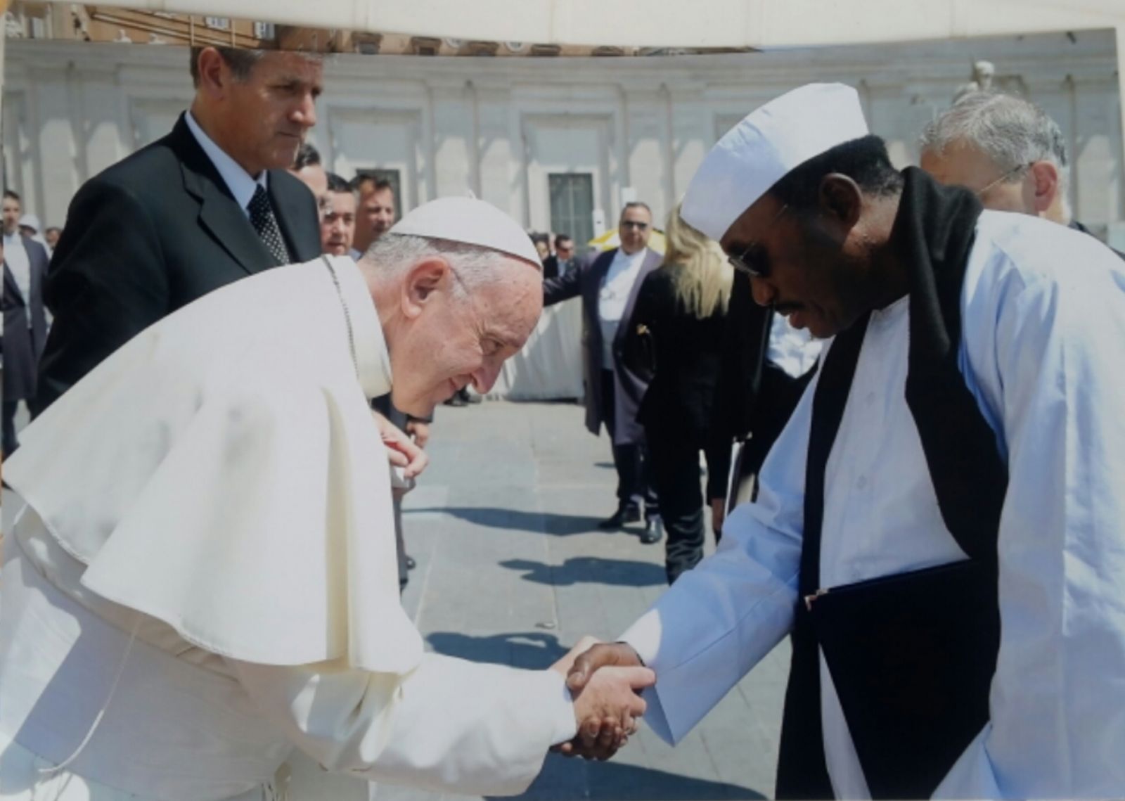 Le Pape François reçoit un exemplaire de Futsi de Serigne Touba, dédié à Marie