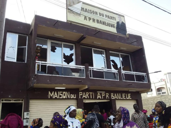 Saccage du siège communal de l’APR : Le Maire Abdoulaye Pouye et ses partisans s’en prennent aux symboles du parti à Mbao.