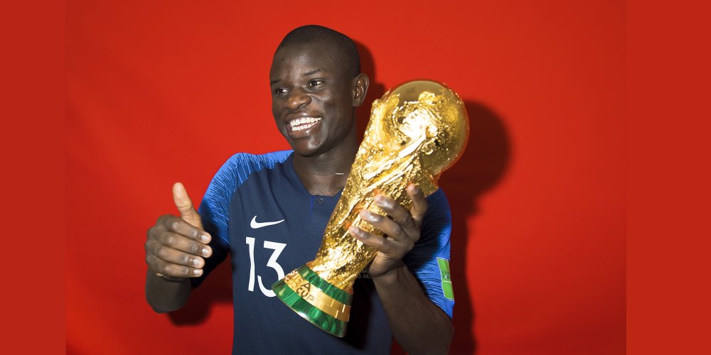 Quand N'Golo Kanté, champion du monde, hèle un taxi comme un simple Parisien