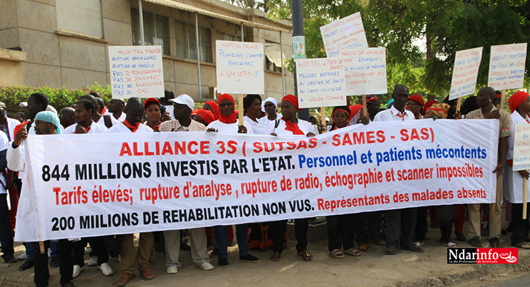 Contre une "gestion nébuleuse" de l’hôpital de Saint-Louis : Médecins et travailleurs ont battu le macadam, ce matin (vidéo)