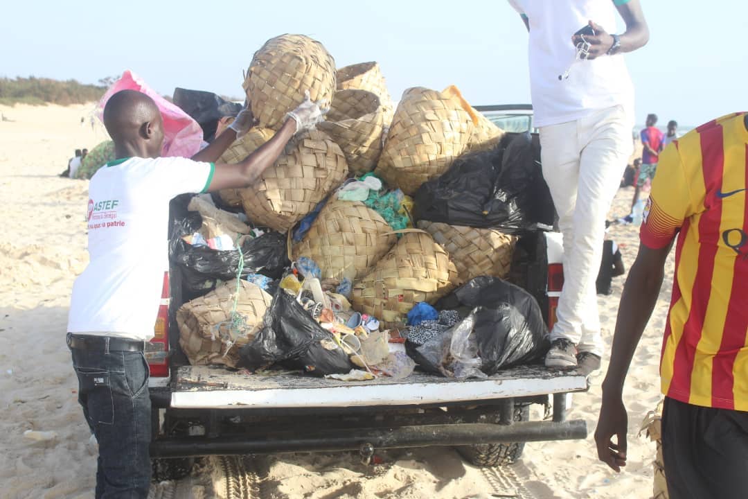 " SAMM SUNUY TEFESS " : la Jeunesse Patriotique du Sénégal (JPS) nettoie la plage de l'hydrobase (Photos)