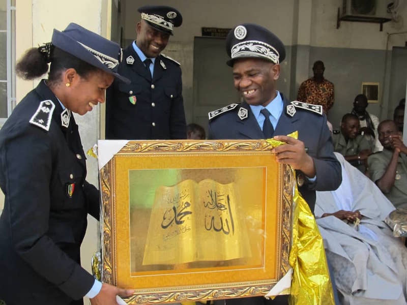 Le Commissaire central El Hadji Bécaye DIARRA remettant un tableau à sa collègue