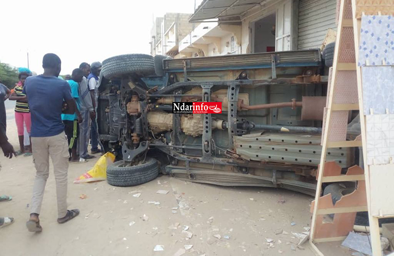 Accident spectaculaire à Ngalèlle : Un véhicule charge une quincaillerie et blesse le gérant (photos)