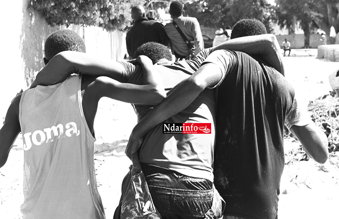 Des volontaires assistent les rescapés à leur arrivée à Tassinère. Crédit Photo : NdarInfo