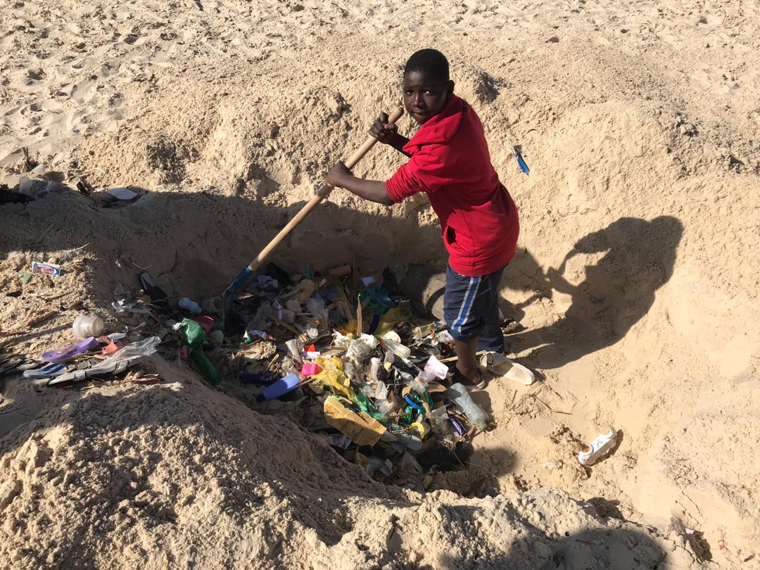 ​Nettoyage des cimetières de GUET-NDAR : Une jeunesse consciente a relevé le défi (photos)
