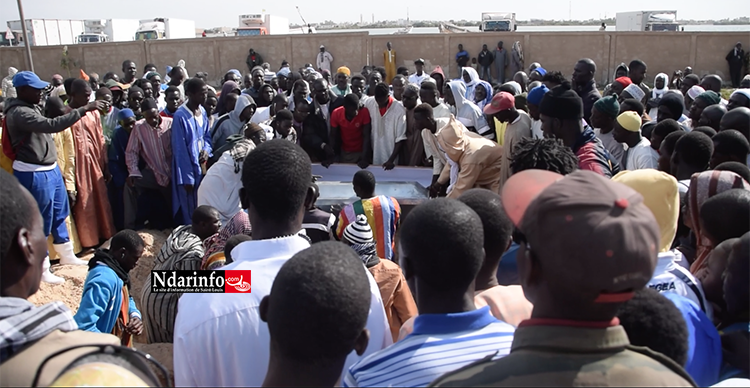 Les quatre pêcheurs enterrés à THIAKA NDIAYE. Oumar GUÈYE déclaré persona non grata à Guet-Ndar (vidéo) Les quatre pêcheurs enterrés à THIAKA NDIAYE. Oumar GUÈYE déclaré persona non grata à Guet-Ndar (vidéo)