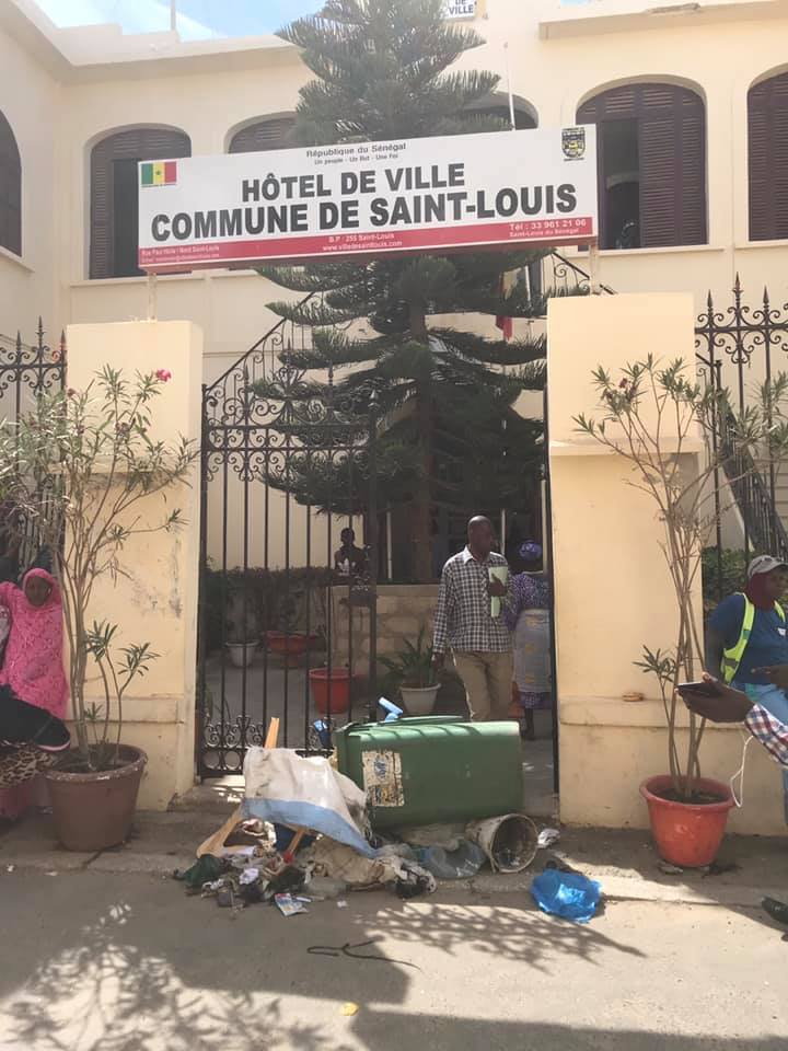 Des ordures déversées devant la mairie de Saint-Louis (vidéo)