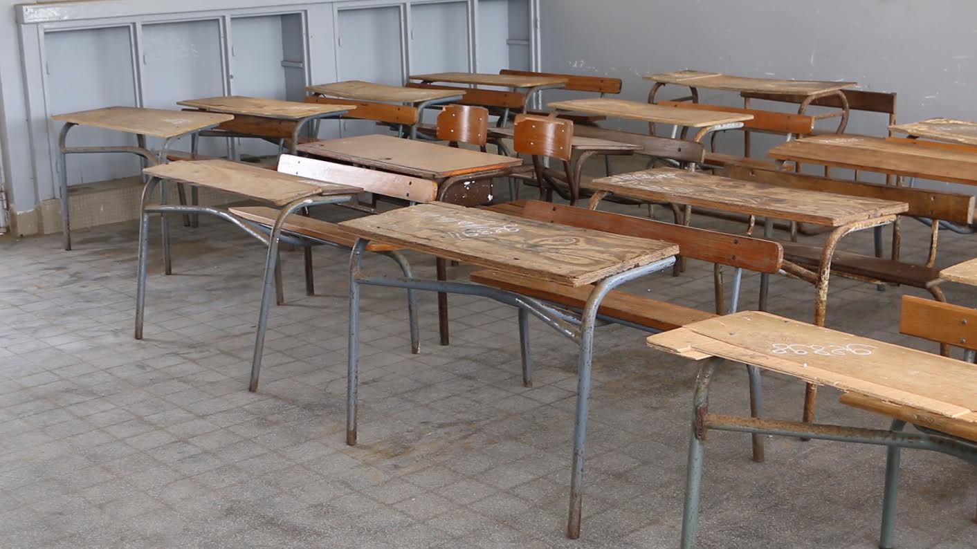 Sévère pénurie de tables-bancs au lycée Charles de Gaulle