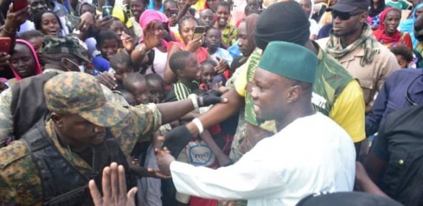 Boki Diawé : Un homme jette des pierres sur le convoi de Sonko