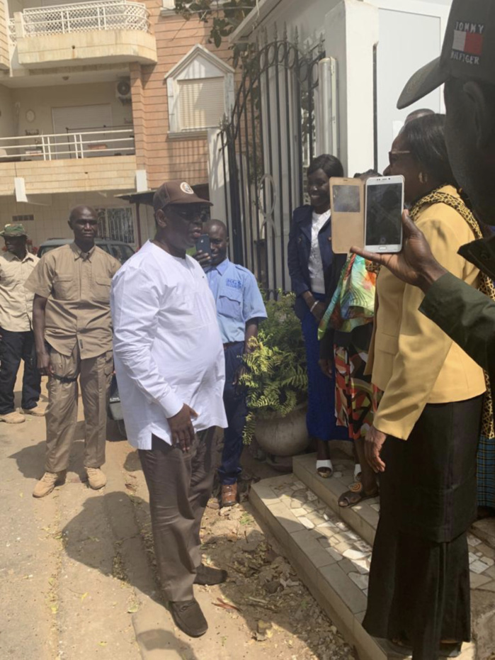 Présidentielle 2019 : Quand le candidat Macky Sall fait du porte à porte dans son quartier à Mermoz