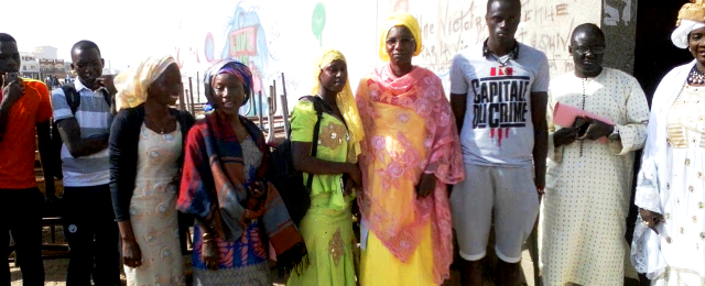 Mme Lota Dieng (en jaune)  et les élèves en communion