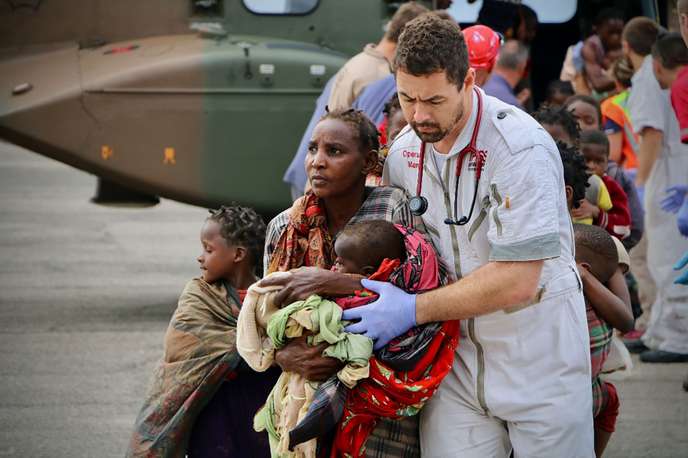 Des victimes mozambicaines du cyclone Idai, à leur arrivée à l’aéroport de Beira, au centre du pays, le 19 mars. ADRIEN BARBIER / AFP