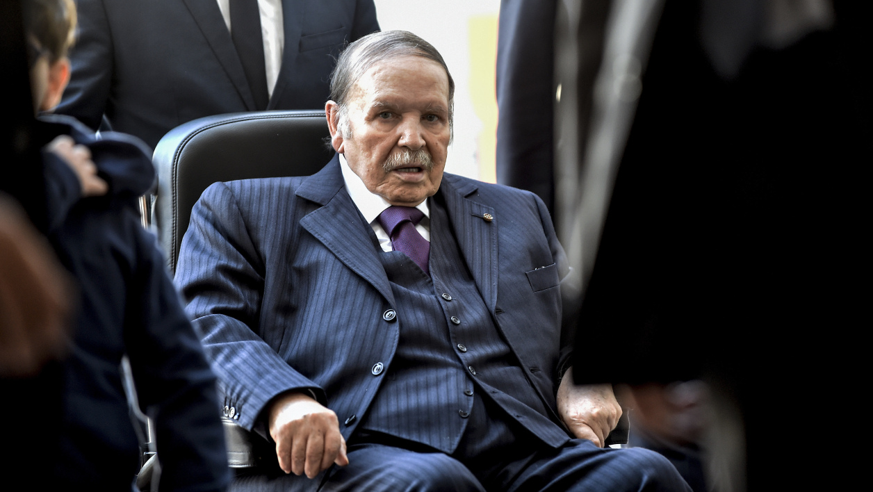 Le président algérien Abdelaziz Bouteflika, le 23 novembre 2017 à Alger, lors d'élections locales. - Ryad Kramdi - AFP Le président algérien Abdelaziz Bouteflika, le 23 novembre 2017 à Alger, lors d'élections locales. - Ryad Kramdi - AFP