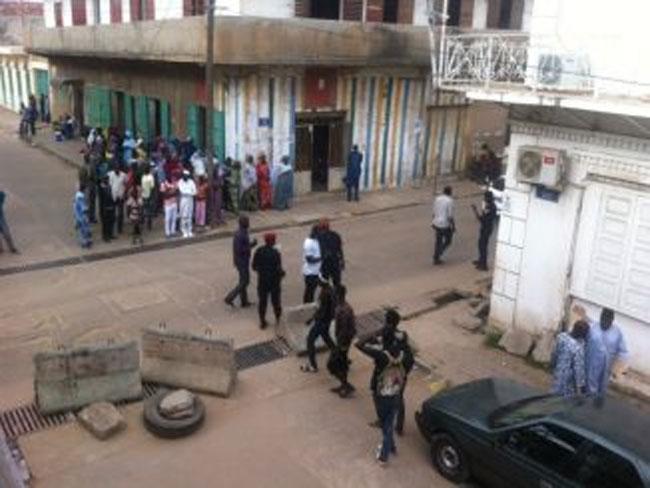 Des hommes armés cambriolent une boutique en plein jour Des hommes armés cambriolent une boutique en plein jour
