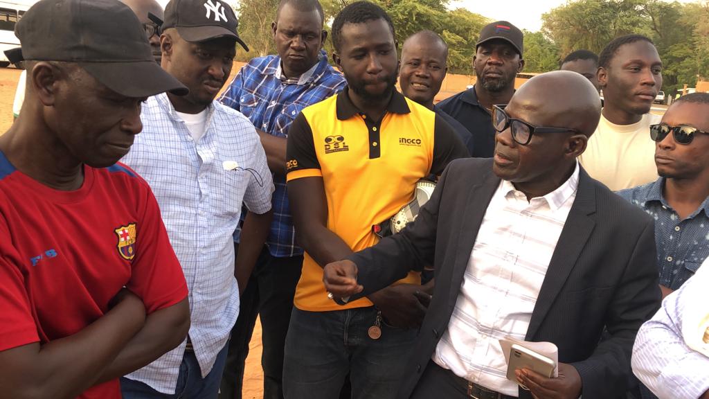 Khalil DIOP en visite sur le terrain affecté avec des membres du mouvement associatif